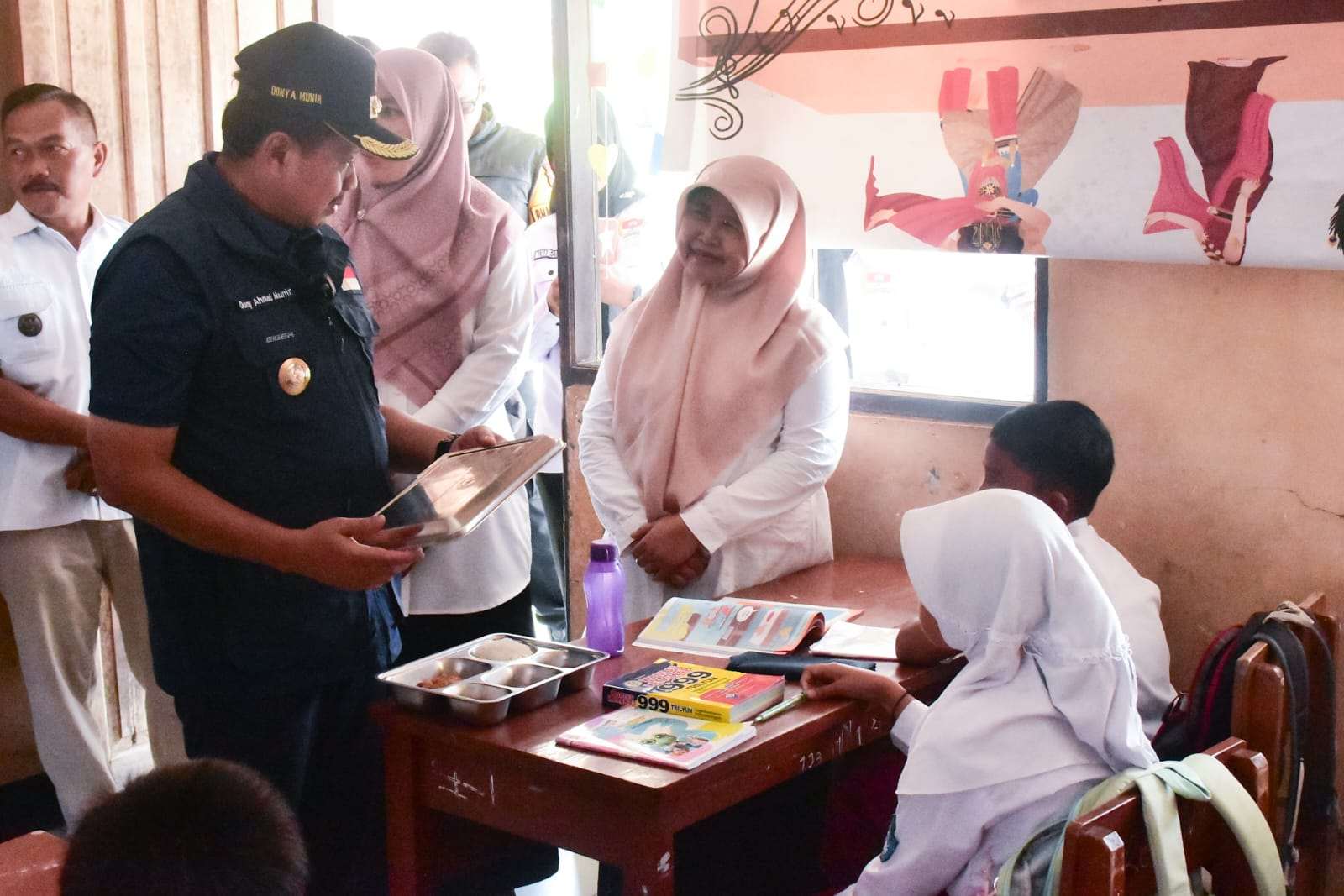 Sambil Cek MBG, Bupati Minta Atap SD Sukakerta yang Bocor Segera Diperbaiki Sambil Cek MBG, Bupati Minta Atap SD Sukakerta yang Bocor Segera Diperbaiki