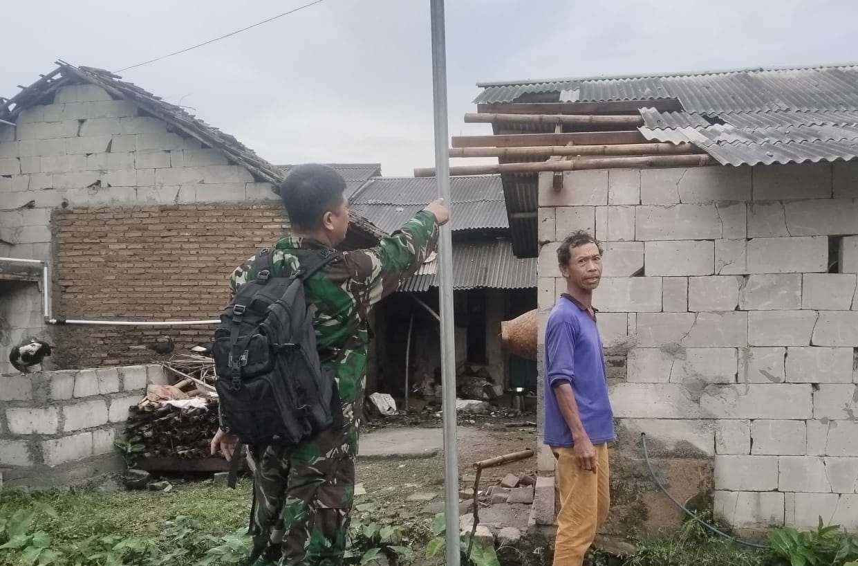 Danramil 0602-21/Kopo Kerahkan Babinsa Tangani Dampak Bencana Angin Puting Beliung Danramil 0602-21/Kopo Kerahkan Babinsa Tangani Dampak Bencana Angin Puting Beliung