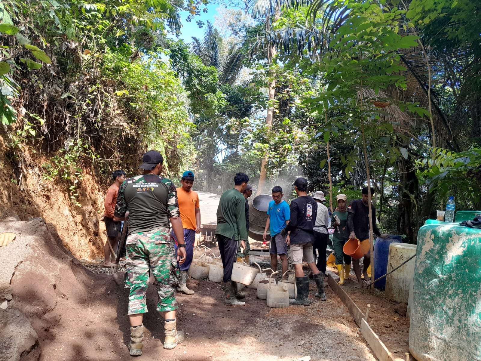 TNI dan Warga Gotong Royong Cor Jalan Desa Cipeuteuy, Wujud Kebersamaan TNI-Rakyat di Darmaraja TNI dan Warga Gotong Royong Cor Jalan Desa Cipeuteuy, Wujud Kebersamaan TNI-Rakyat di Darmaraja