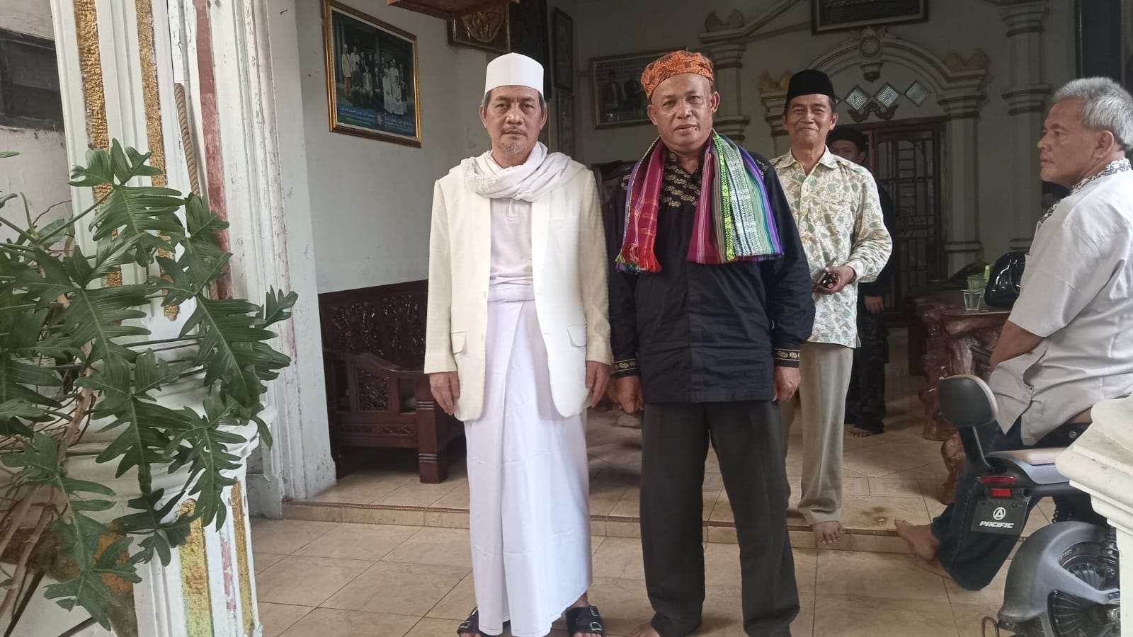Lembaga Pemangku Adat Jayakarta dan Budayantara Kunjungi Kediaman Tokoh Kesultanan Banten Lembaga Pemangku Adat Jayakarta dan Budayantara Kunjungi Kediaman Tokoh Kesultanan Banten