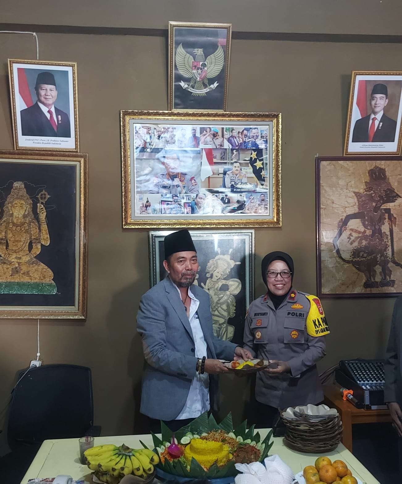 Ketua Umum Agus Flores Pimpin Sumpah Setia dan Pelantikan Ketua DPW FRN se-Indonesia Ketua Umum Agus Flores Pimpin Sumpah Setia dan Pelantikan Ketua DPW FRN se-Indonesia