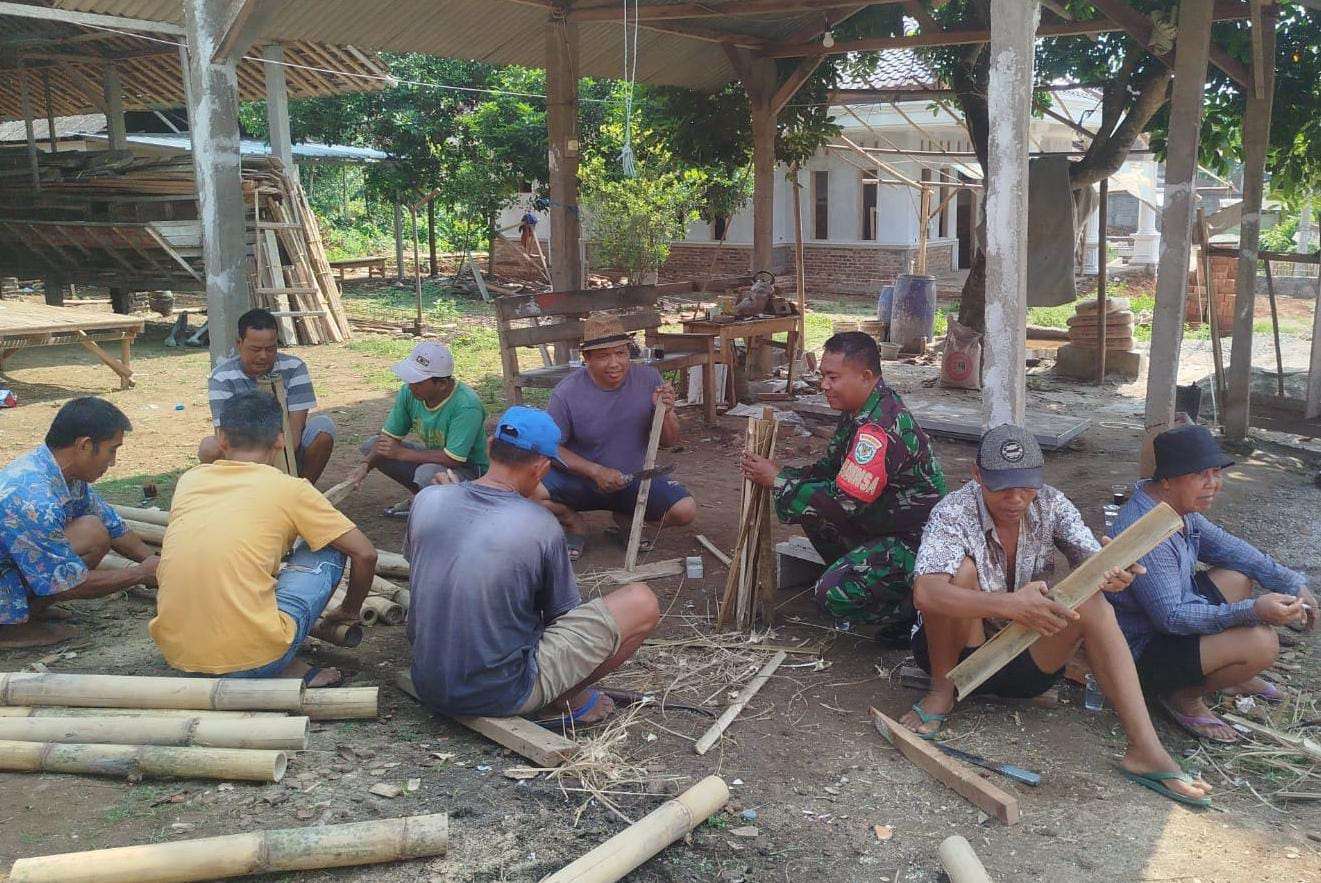 Persiapan LKBA, Babinsa Koramil 0602-04/Taktakan Bersama Masyarakat Melaksanakan Karya Bakti Persiapan LKBA, Babinsa Koramil 0602-04/Taktakan Bersama Masyarakat Melaksanakan Karya Bakti