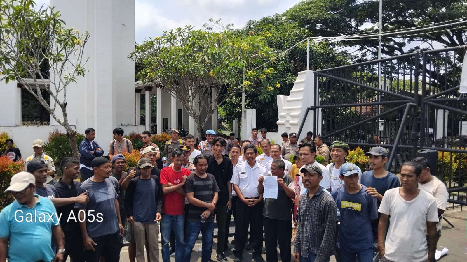Komunitas Angkot PALKA Gelar Aksi: Dishub Banten Setujui Evaluasi Trans Banten dan Siap Fasilitasi Audiensi dengan Gubernur Komunitas Angkot PALKA Gelar Aksi: Dishub Banten Setujui Evaluasi Trans Banten dan Siap Fasilitasi Audiensi dengan Gubernur