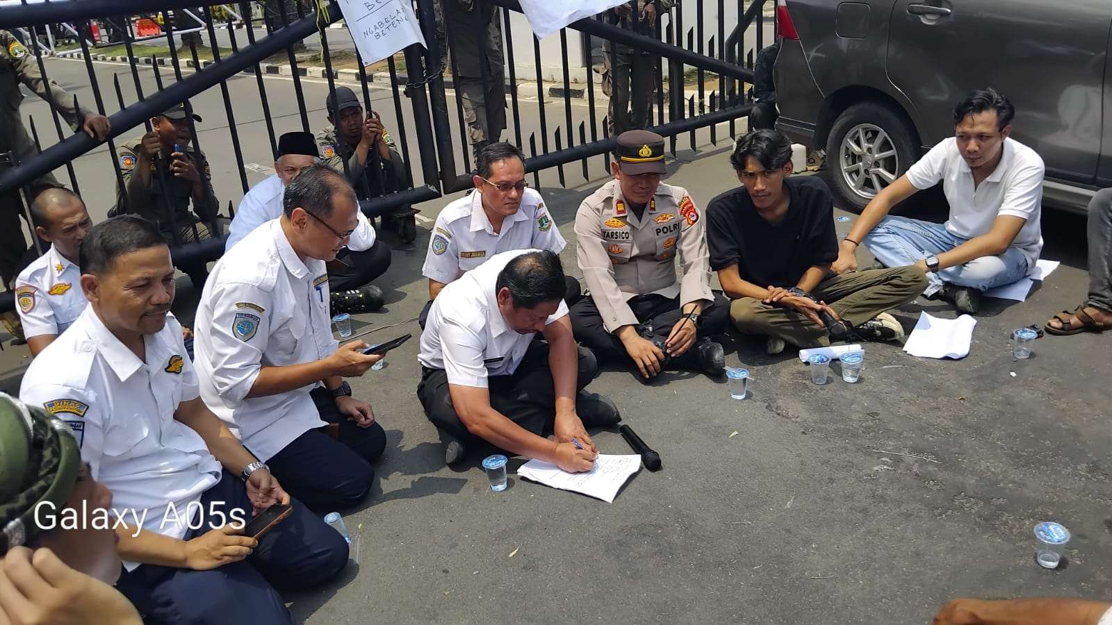 Komunitas Angkot PALKA Gelar Aksi: Dishub Banten Setujui Evaluasi Trans Banten dan Siap Fasilitasi Audiensi dengan Gubernur Komunitas Angkot PALKA Gelar Aksi: Dishub Banten Setujui Evaluasi Trans Banten dan Siap Fasilitasi Audiensi dengan Gubernur