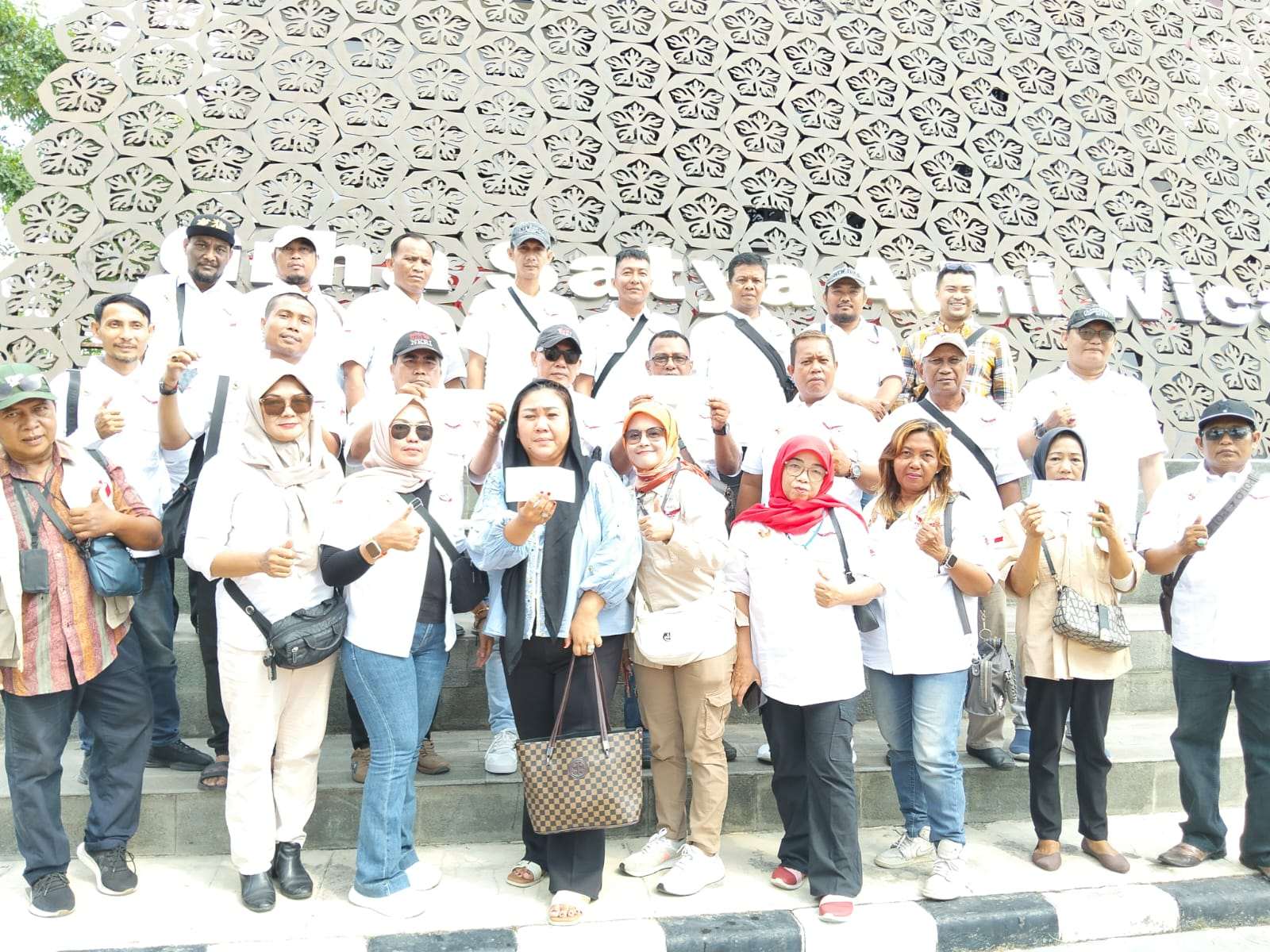 Tiga OPD di Tangsel Dilaporkan ke Kejari, Diduga Terlibat Korupsi Dana APBD 2022–2023 Tiga OPD di Tangsel Dilaporkan ke Kejari, Diduga Terlibat Korupsi Dana APBD 2022–2023