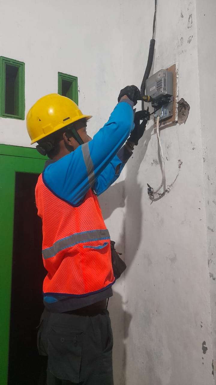PLN Panimbang Cabang Labuan Sigap Tanggapi Aduan Warga, Perbaiki Empat KWh Rusak Akibat Sambaran Petir PLN Panimbang Cabang Labuan Sigap Tanggapi Aduan Warga, Perbaiki Empat KWh Rusak Akibat Sambaran Petir