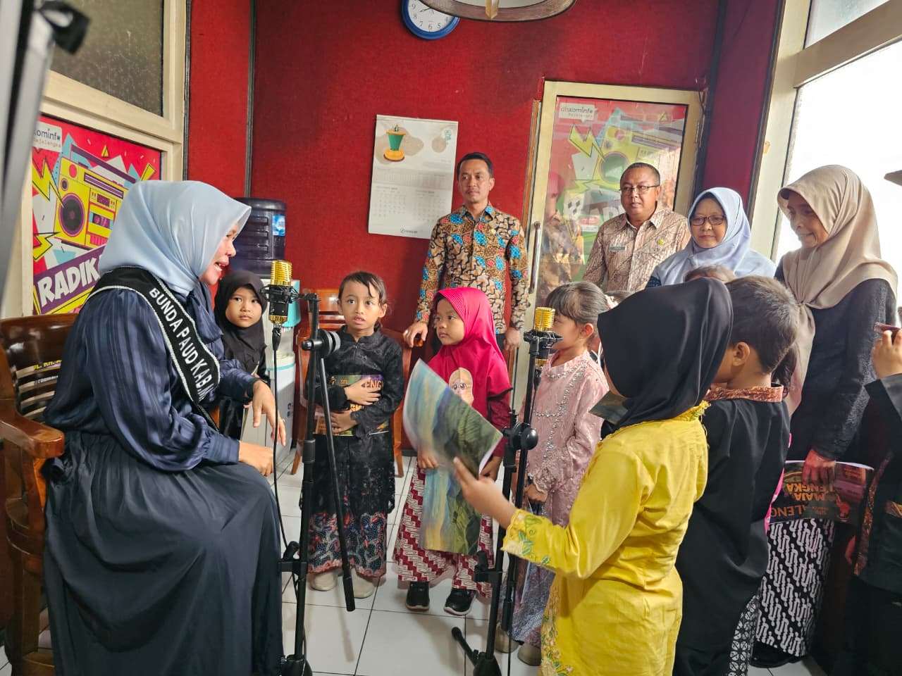 Bunda PAUD, IIm Maemunah ajak Anak - anak Belajar sambil Bergembira. Bunda PAUD, IIm Maemunah ajak Anak - anak Belajar sambil Bergembira.