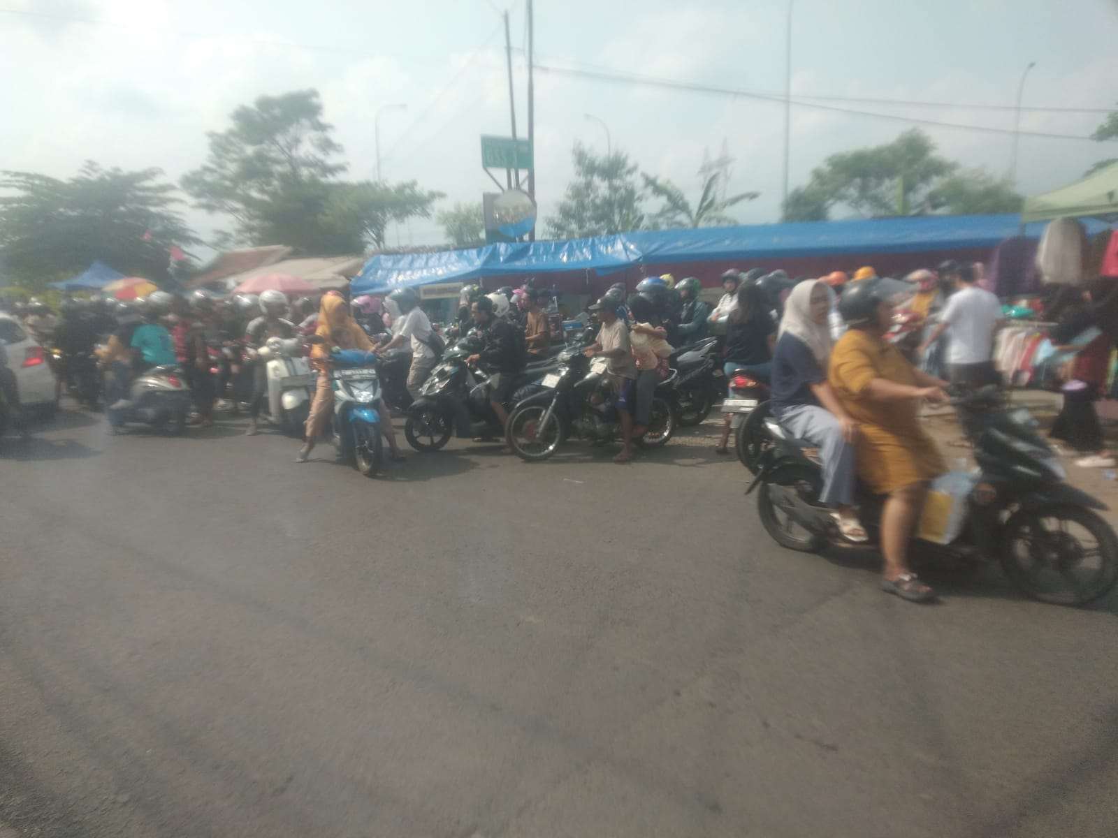 Pasar Tol Bojong Sumedang Ramai Dikunjungi, Dikelola Penuh oleh Karang Taruna Lokal. Pasar Tol Bojong Sumedang Ramai Dikunjungi, Dikelola Penuh oleh Karang Taruna Lokal.