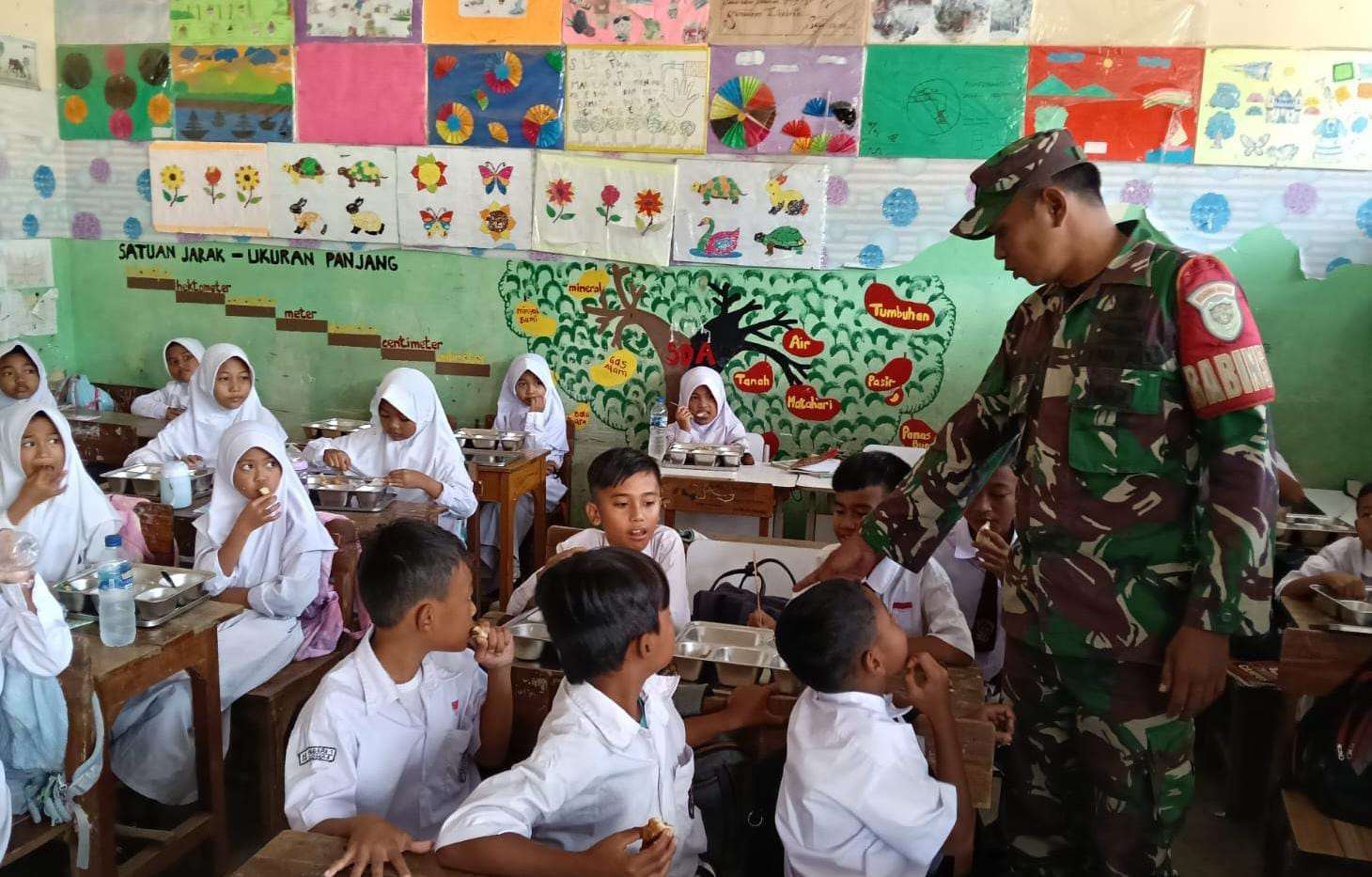 Sampai Ke Meja Siswa, Babinsa Koramil 0602-12/Ciomas Kodim 0602/Serang Pastikan Distribusi MBG Tepat Sasaran Sampai Ke Meja Siswa, Babinsa Koramil 0602-12/Ciomas Kodim 0602/Serang Pastikan Distribusi MBG Tepat Sasaran