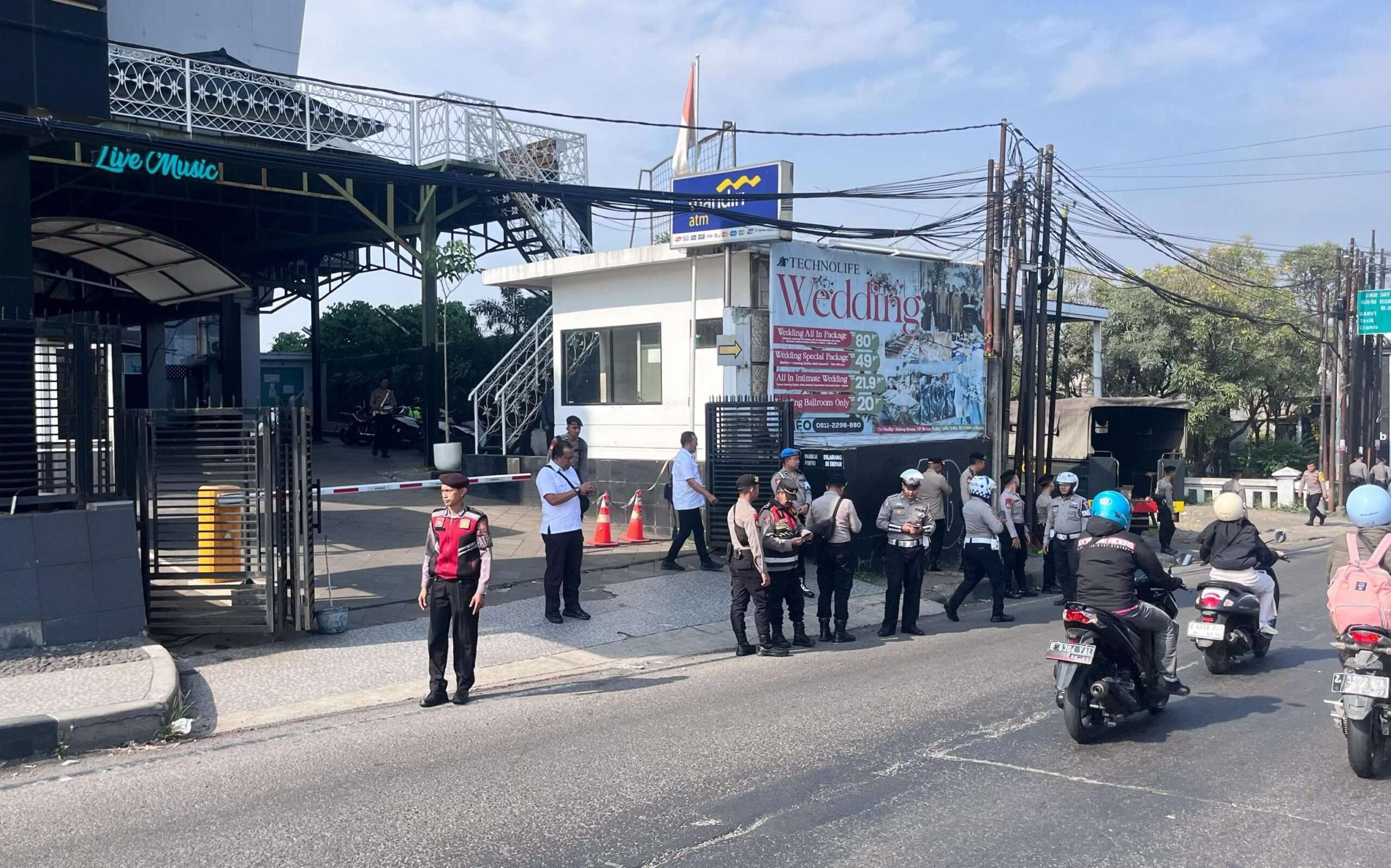Polres Sumedang Lakukan Pengamanan Keberangkatan Massa Aksi Mahasiswa ke DPRD Provinsi Jawa Barat Polres Sumedang Lakukan Pengamanan Keberangkatan Massa Aksi Mahasiswa ke DPRD Provinsi Jawa Barat