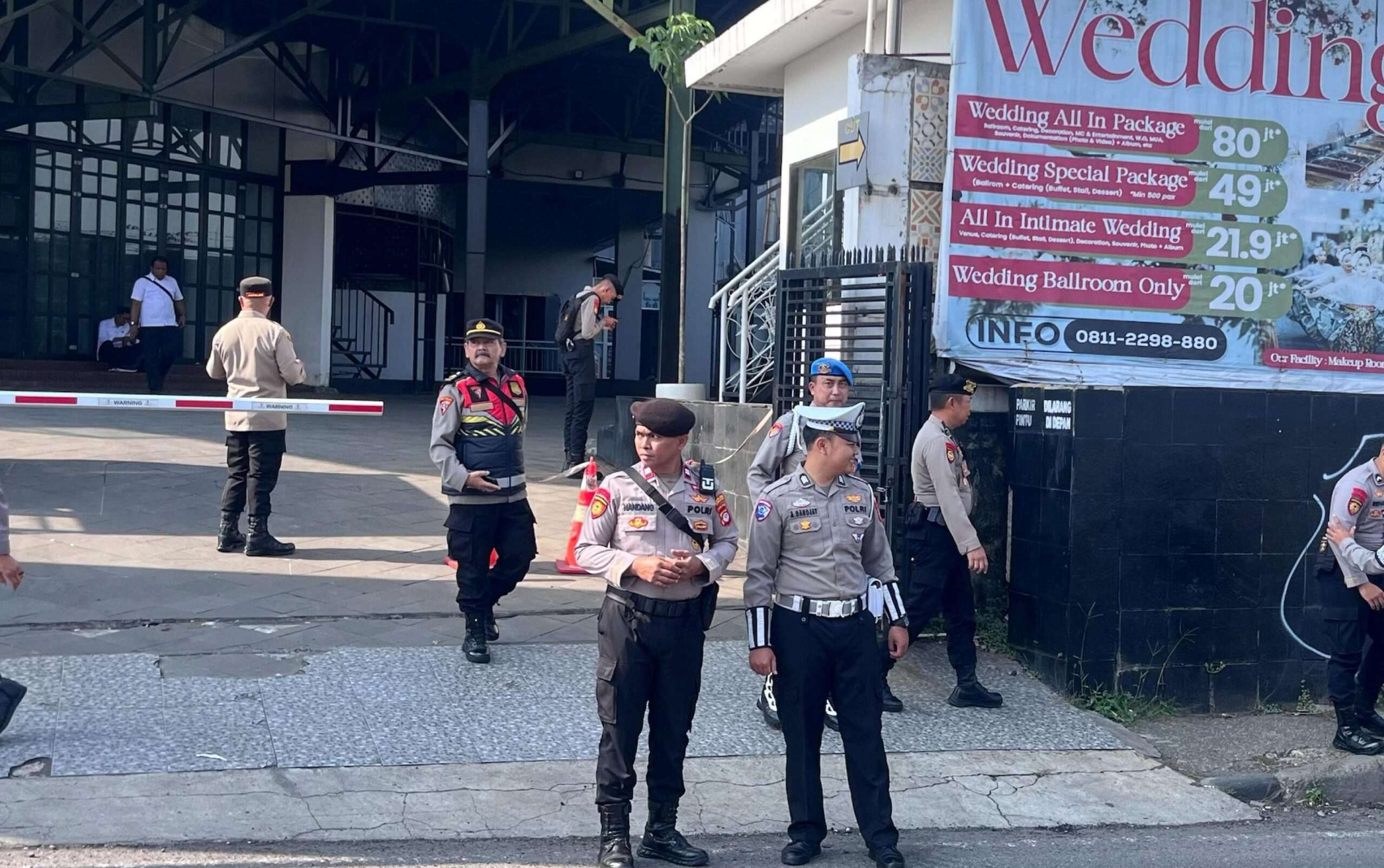 Polres Sumedang Lakukan Pengamanan Keberangkatan Massa Aksi Mahasiswa ke DPRD Provinsi Jawa Barat Polres Sumedang Lakukan Pengamanan Keberangkatan Massa Aksi Mahasiswa ke DPRD Provinsi Jawa Barat