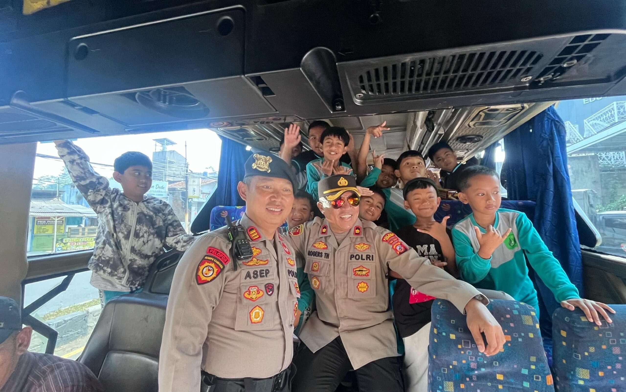 Polres Sumedang Lakukan Pengamanan Keberangkatan Massa Aksi Mahasiswa ke DPRD Provinsi Jawa Barat Polres Sumedang Lakukan Pengamanan Keberangkatan Massa Aksi Mahasiswa ke DPRD Provinsi Jawa Barat