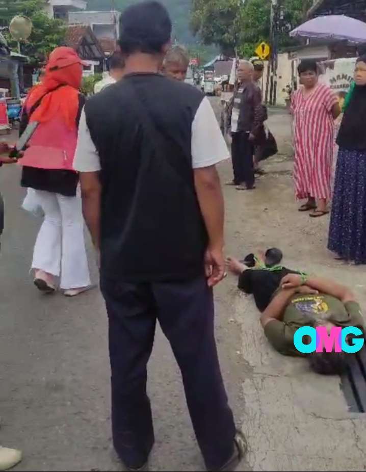 Pria Paruh Baya Ditemukan Meninggal di Depan Toko Indomaret Dekat SMPN 4 Sumedang. Pria Paruh Baya Ditemukan Meninggal di Depan Toko Indomaret Dekat SMPN 4 Sumedang.