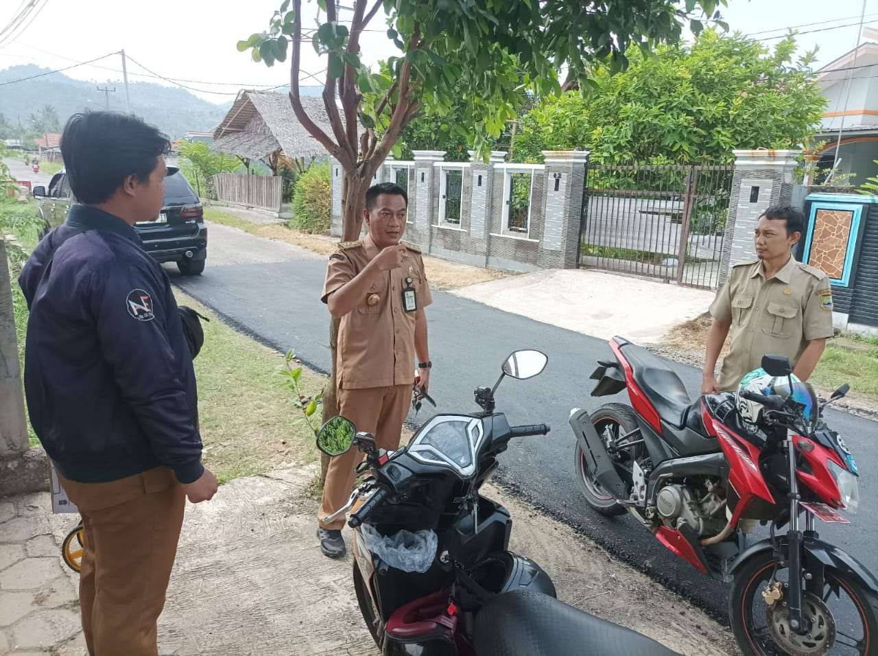 Mantri Jalan “Pasukan Hitam” DPUPR Cilegon Lakukan Survei Jalan Pasar Bunder untuk Perbaikan Infrastruktur Mantri Jalan “Pasukan Hitam” DPUPR Cilegon Lakukan Survei Jalan Pasar Bunder untuk Perbaikan Infrastruktur