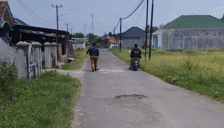 Mantri Jalan “Pasukan Hitam” DPUPR Cilegon Lakukan Survei Jalan Pasar Bunder untuk Perbaikan Infrastruktur Mantri Jalan “Pasukan Hitam” DPUPR Cilegon Lakukan Survei Jalan Pasar Bunder untuk Perbaikan Infrastruktur