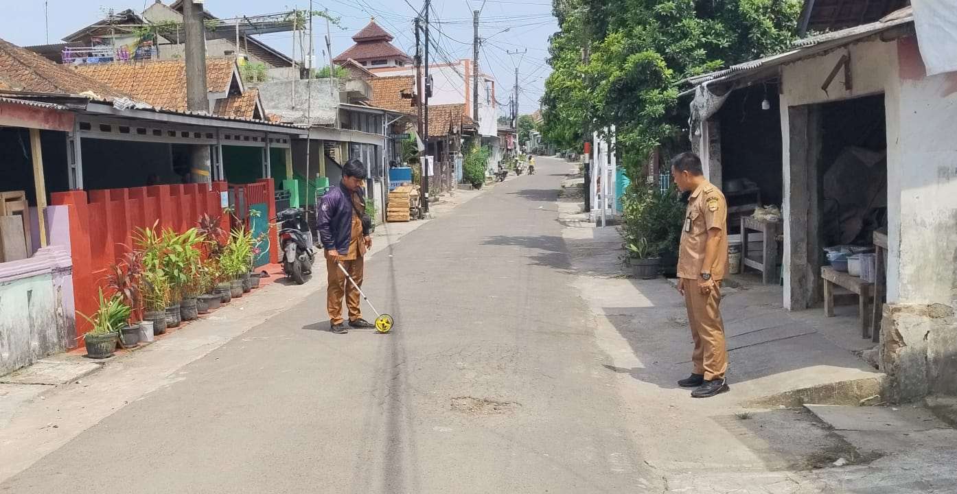 Mantri Jalan “Pasukan Hitam” DPUPR Cilegon Lakukan Survei Jalan Pasar Bunder untuk Perbaikan Infrastruktur Mantri Jalan “Pasukan Hitam” DPUPR Cilegon Lakukan Survei Jalan Pasar Bunder untuk Perbaikan Infrastruktur