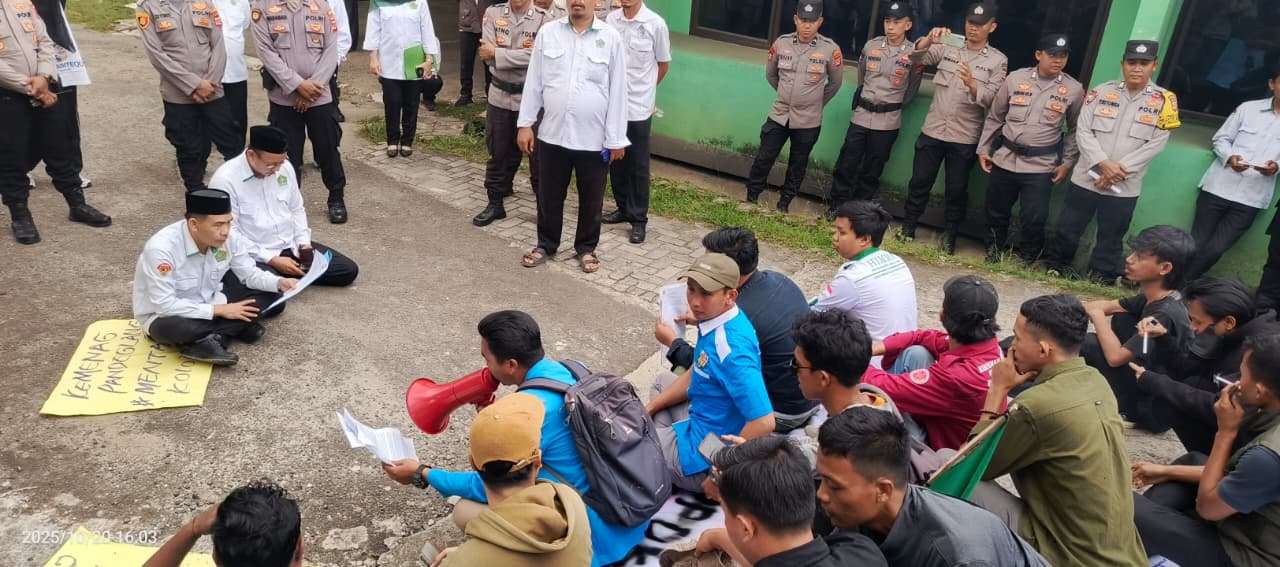Kemenag Pandeglang Dikepung Aksi Pemuda, Ada Dugaan Jual Beli Jabatan dan Kuota Haji Kemenag Pandeglang Dikepung Aksi Pemuda, Ada Dugaan Jual Beli Jabatan dan Kuota Haji