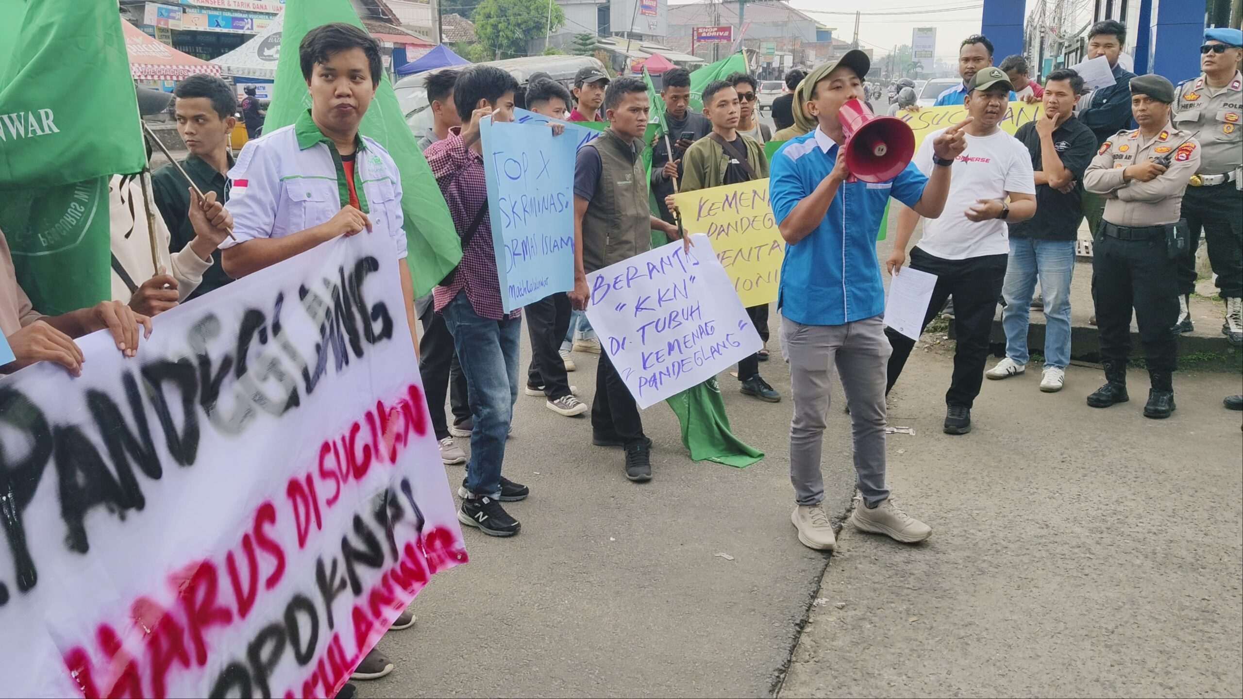 Kemenag Pandeglang Dikepung Aksi Pemuda, Ada Dugaan Jual Beli Jabatan dan Kuota Haji Kemenag Pandeglang Dikepung Aksi Pemuda, Ada Dugaan Jual Beli Jabatan dan Kuota Haji
