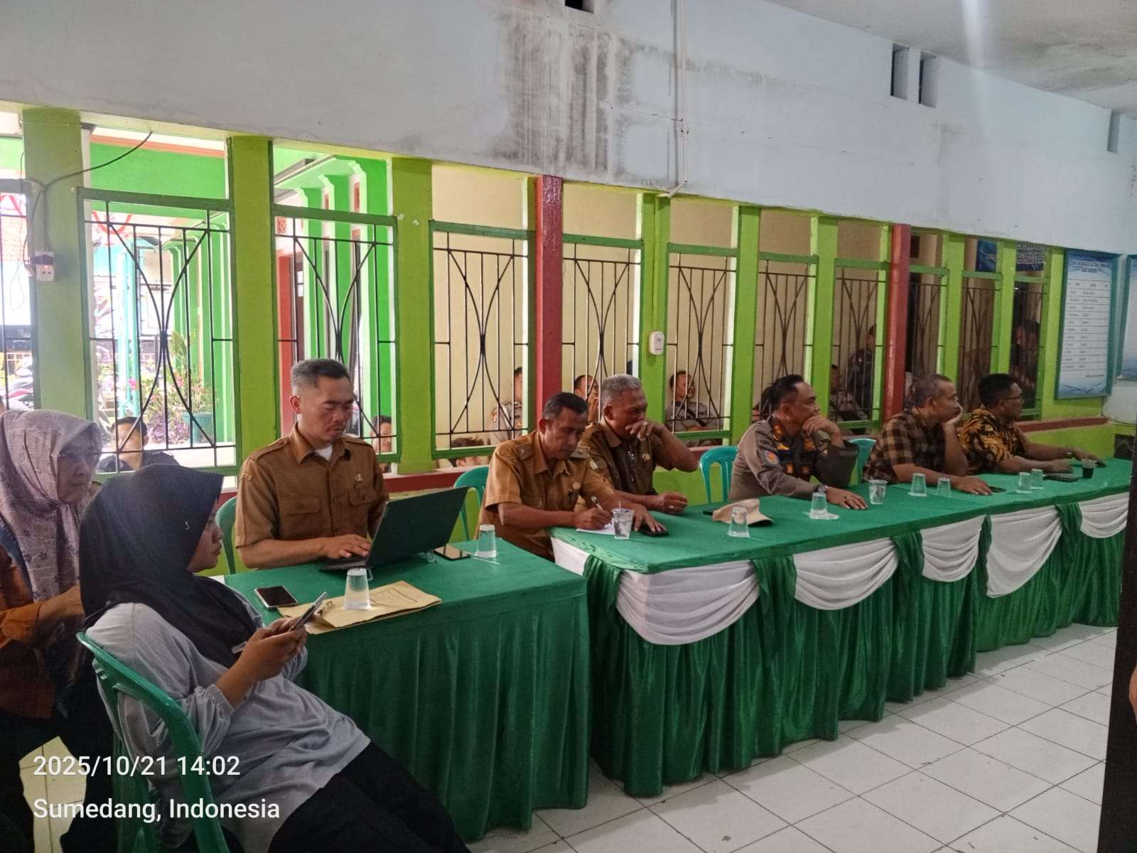 Isue akibat Kades tidak transparant, Desa disegel Warga ,akhirnya berujung damai Isue akibat Kades tidak transparant, Desa disegel Warga ,akhirnya berujung damai
