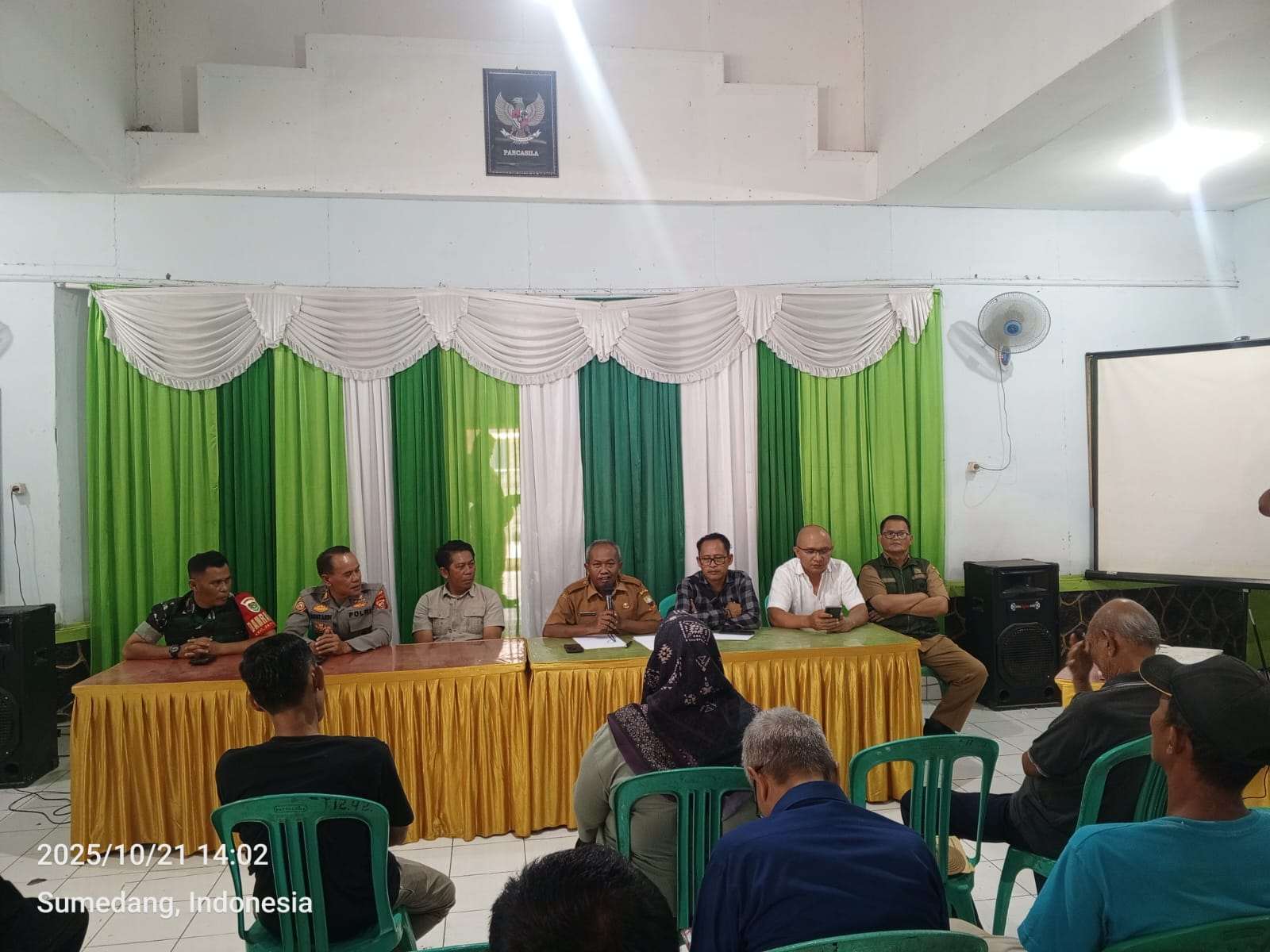 Isue akibat Kades tidak transparant, Desa disegel Warga ,akhirnya berujung damai Isue akibat Kades tidak transparant, Desa disegel Warga ,akhirnya berujung damai