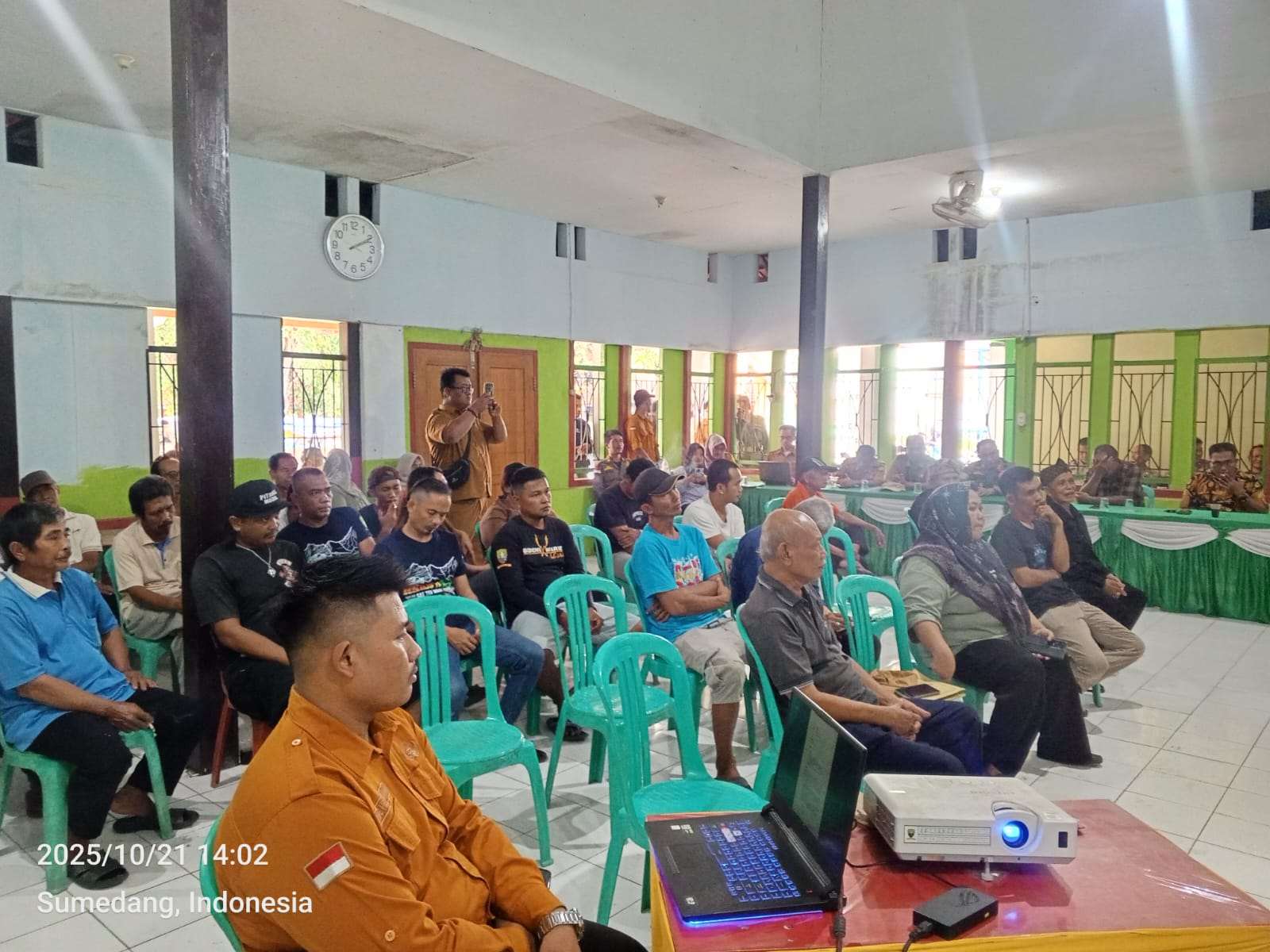 Isue akibat Kades tidak transparant, Desa disegel Warga ,akhirnya berujung damai Isue akibat Kades tidak transparant, Desa disegel Warga ,akhirnya berujung damai