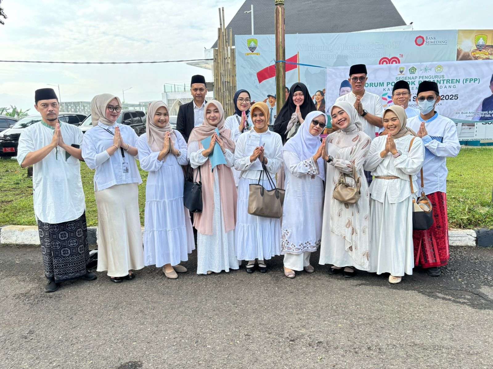 Dari Santri untuk Negeri, Dari Santri untuk NKRI Peringatan Hari Santri Nasional 2025 di Kabupaten Sumedang Berlangsung Khidmat dan Penuh Semangat Kebangsaan Dari Santri untuk Negeri, Dari Santri untuk NKRI Peringatan Hari Santri Nasional 2025 di Kabupaten Sumedang Berlangsung Khidmat dan Penuh Semangat Kebangsaan