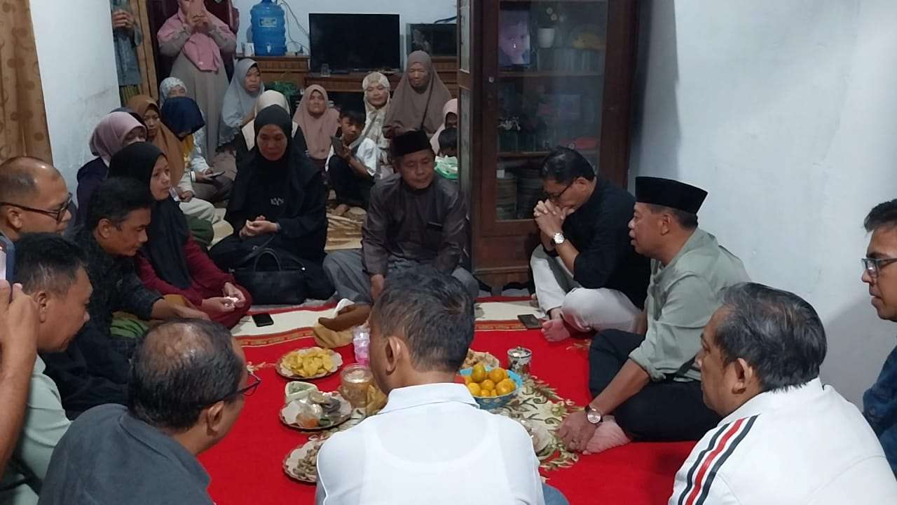 Bupati Majalengka Taziah ke Rumah Duka Anak yang Tewas di Toilet Masjid dan akan Tanggung Biaya Otopsi Bupati Majalengka Taziah ke Rumah Duka Anak yang Tewas di Toilet Masjid dan akan Tanggung Biaya Otopsi