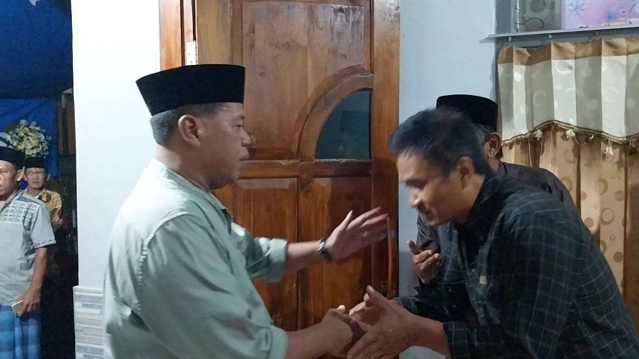 Bupati Majalengka Taziah ke Rumah Duka Anak yang Tewas di Toilet Masjid dan akan Tanggung Biaya Otopsi Bupati Majalengka Taziah ke Rumah Duka Anak yang Tewas di Toilet Masjid dan akan Tanggung Biaya Otopsi