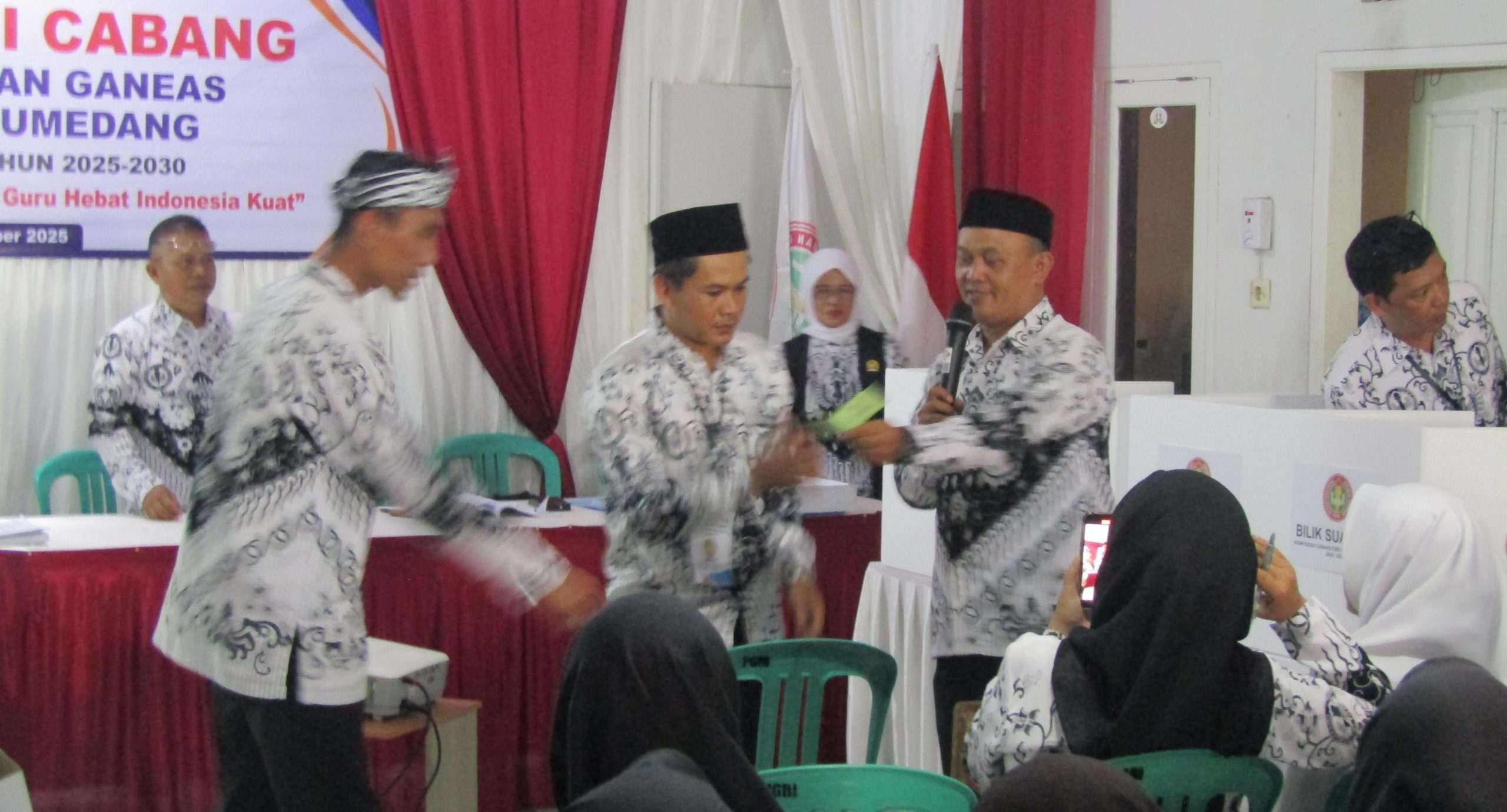 Konferensi Cabang PGRI Kecamatan Ganeas Berjalan Lancar, Ketua Baru Terpilih untuk Periode 2025–2030. Konferensi Cabang PGRI Kecamatan Ganeas Berjalan Lancar, Ketua Baru Terpilih untuk Periode 2025–2030.