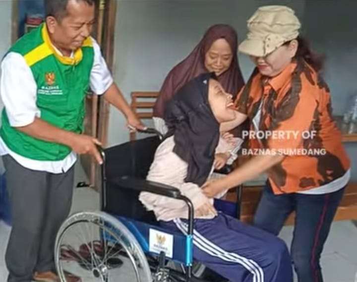 Cahaya Harapan untuk Zahra: BAZNAS Sumedang Bantu Kursi Roda bagi Penyandang Disabilitas di Tanjungsari Cahaya Harapan untuk Zahra: BAZNAS Sumedang Bantu Kursi Roda bagi Penyandang Disabilitas di Tanjungsari