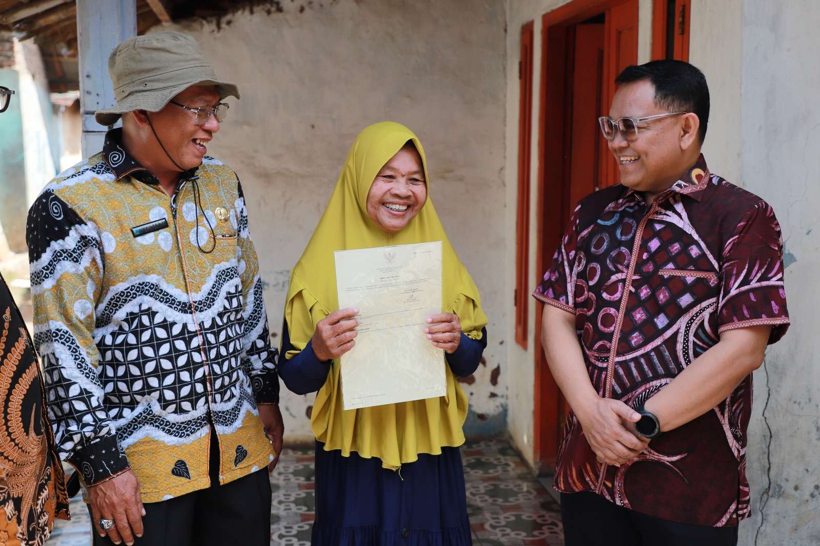 Bersama Kepala Kantor Pertanahan Serang, Kanwil BPN Banten Antar Sertipikat PTSL Langsung ke Warga Bersama Kepala Kantor Pertanahan Serang, Kanwil BPN Banten Antar Sertipikat PTSL Langsung ke Warga
