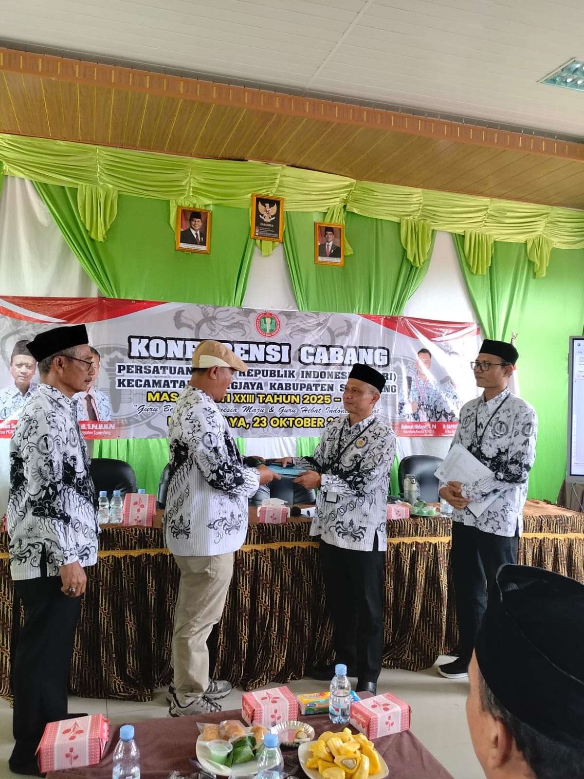 Konferensi PGRI Cabang Ujungjaya Berjalan Lancar, Terpilih Pengurus Baru Periode 2025–2030. Konferensi PGRI Cabang Ujungjaya Berjalan Lancar, Terpilih Pengurus Baru Periode 2025–2030.