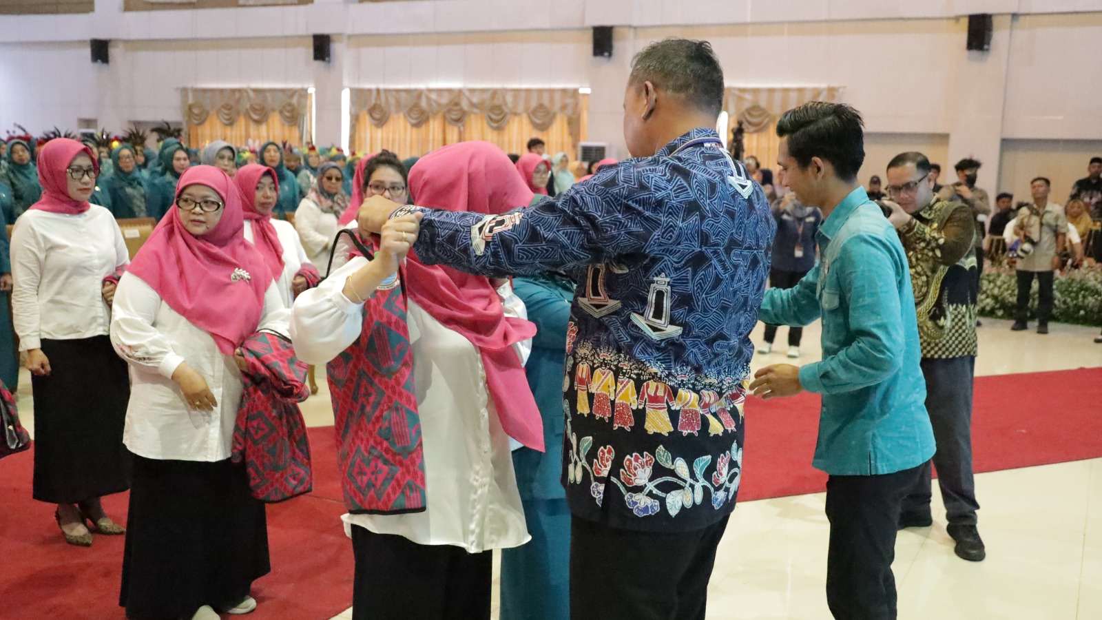 Peringatan HKG PKK ke-53: Wujudkan :PKK Keren: dengan Aksi Nyata Pemberdayaan Keluarga Peringatan HKG PKK ke-53: Wujudkan :PKK Keren: dengan Aksi Nyata Pemberdayaan Keluarga