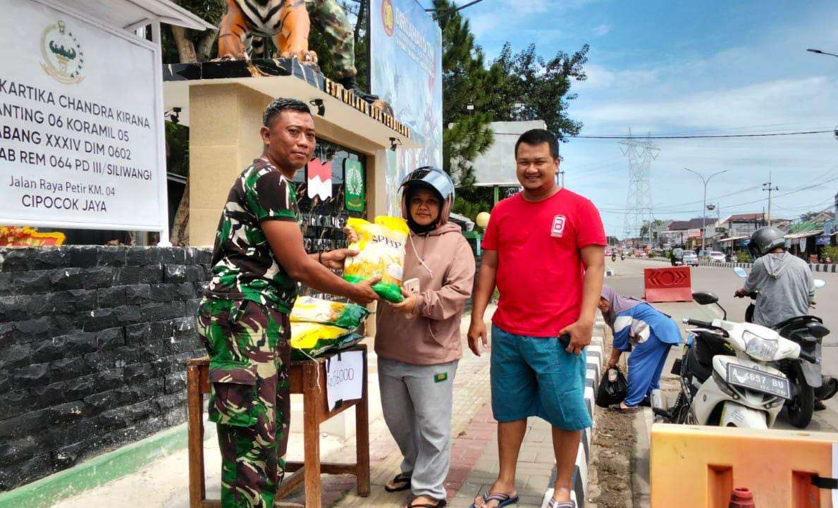 Kodim 0602/Serang dan Bulog Sinergi, Danramil 0602-05/Cipocok Jaya Jadi Ujung Tombak Distribusi Beras SPHP Kodim 0602/Serang dan Bulog Sinergi, Danramil 0602-05/Cipocok Jaya Jadi Ujung Tombak Distribusi Beras SPHP