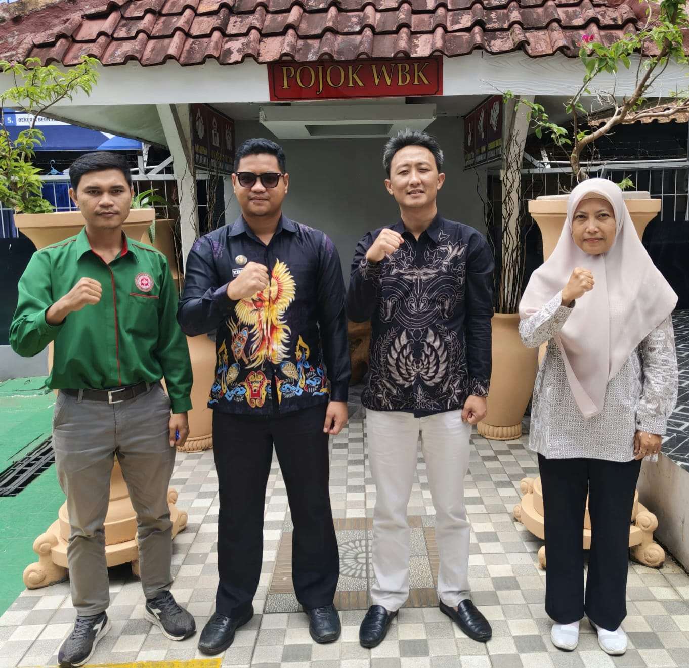 Jalin Silaturahmi: BANKUM GERADIN Pandeglang dan POSBAKUMADIN Serang bersama RUTAN Kelas IIB Pandeglang Jalin Silaturahmi: BANKUM GERADIN Pandeglang dan POSBAKUMADIN Serang bersama RUTAN Kelas IIB Pandeglang