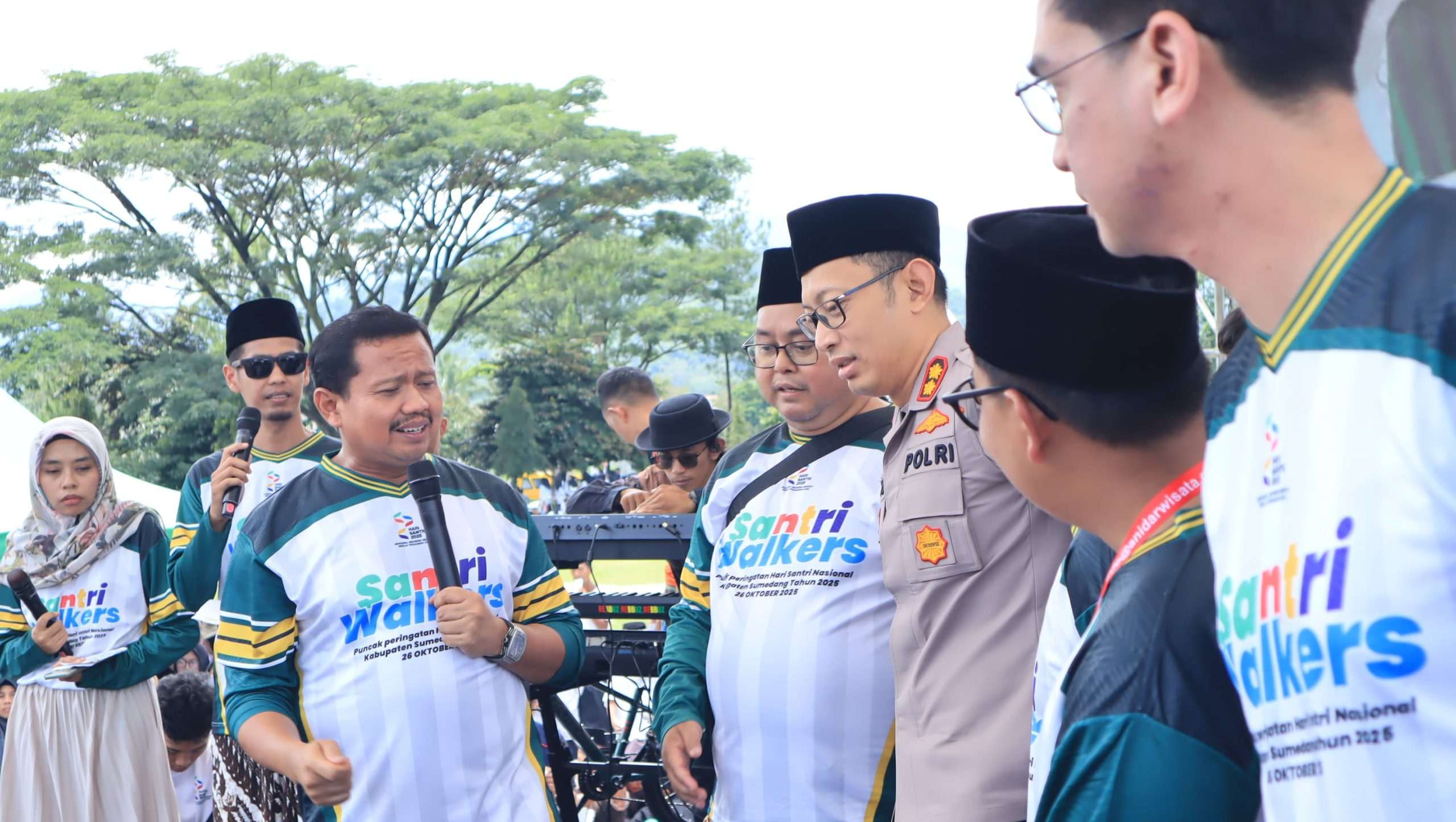 Santri Walkers Meriahkan Puncak Hari Santri Nasional di Kabupaten Sumedang Tahun 2025 Santri Walkers Meriahkan Puncak Hari Santri Nasional di Kabupaten Sumedang Tahun 2025