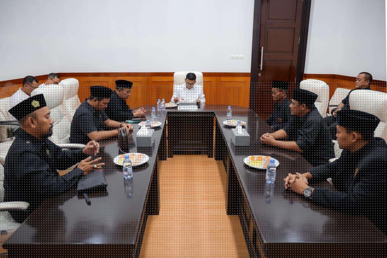 GUBERNUR BANTEN ANDRA SONI TERIMA KETUM H SUCHI AZHI S E . DPP PERGURUAN PENCAK SILAT TERUMBU BANTEN GUBERNUR BANTEN ANDRA SONI TERIMA KETUM H SUCHI AZHI S E . DPP PERGURUAN PENCAK SILAT TERUMBU BANTEN