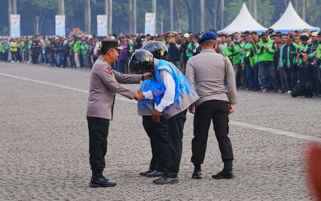 Hadiri Apel Ojol Kamtibmas, Kapolri Ajak Bersinergi Jaga Kamtibmas Hadiri Apel Ojol Kamtibmas, Kapolri Ajak Bersinergi Jaga Kamtibmas